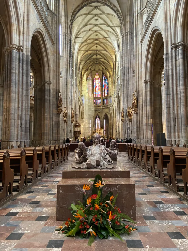 教堂的挑高設計和屋頂的弧線設計讓我想到西班牙的聖家堂