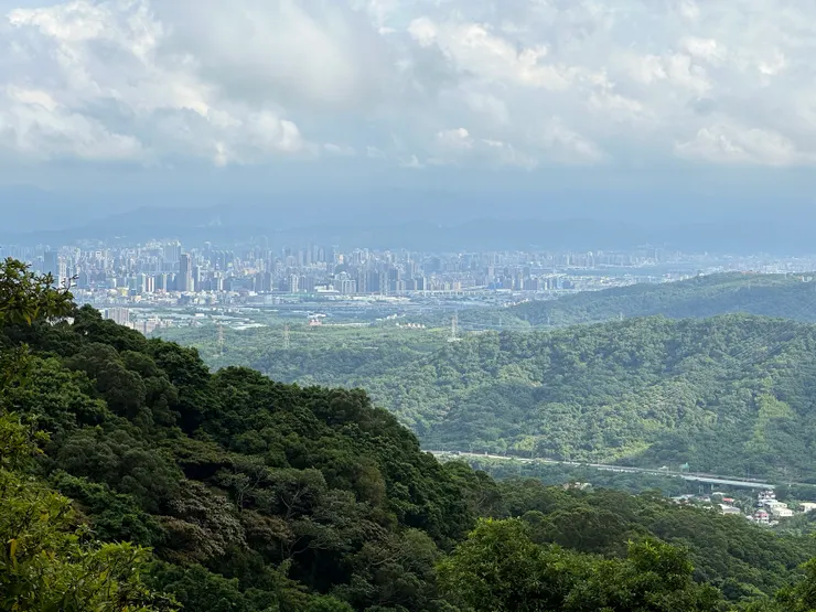 從觀音山上遠眺台北盆地風景