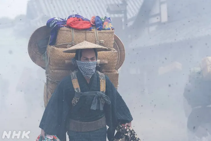 蔦重帶著布料來保護房屋