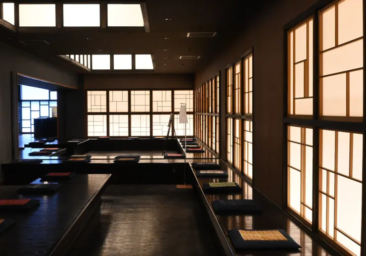 大廳休息區椅墊上的布料，就是南部裂織喔。/照片來源:NANA濕婦