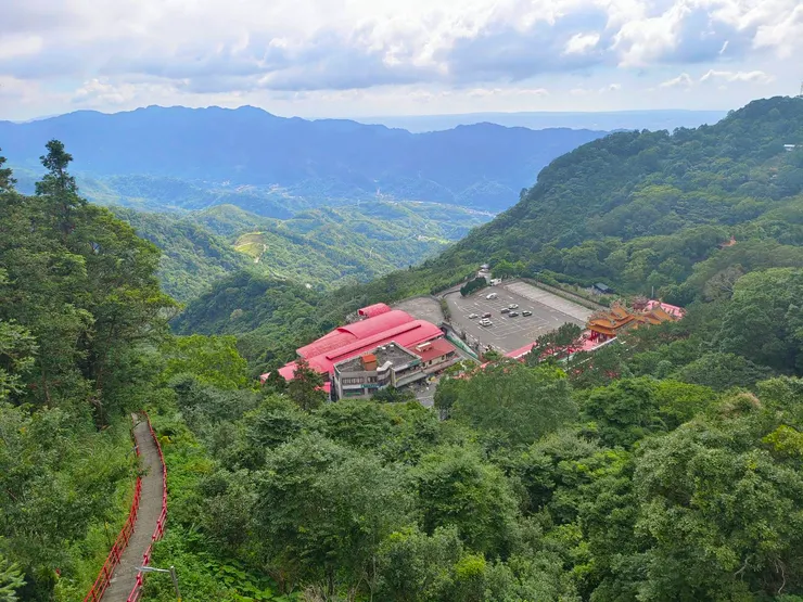 - 左邊是爬上來的階梯 / 右邊是山下的仙山靈洞宮 -