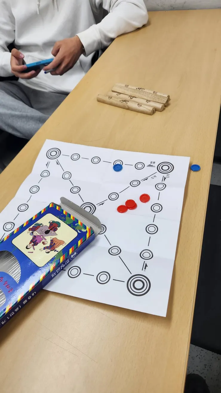 中級韓語的老師在期中考後給我們玩韓國傳統遊戲윷놀이