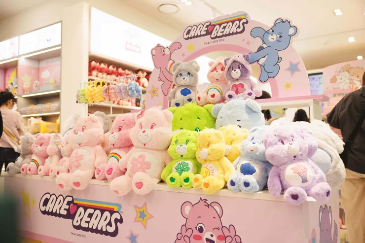 圖說：近距離被IP角色包圍！消費者可以在正櫃享受到第一手的完整角色體驗，與最喜愛的主角們展開一段心情療癒之旅。（資料來源：MINISO）