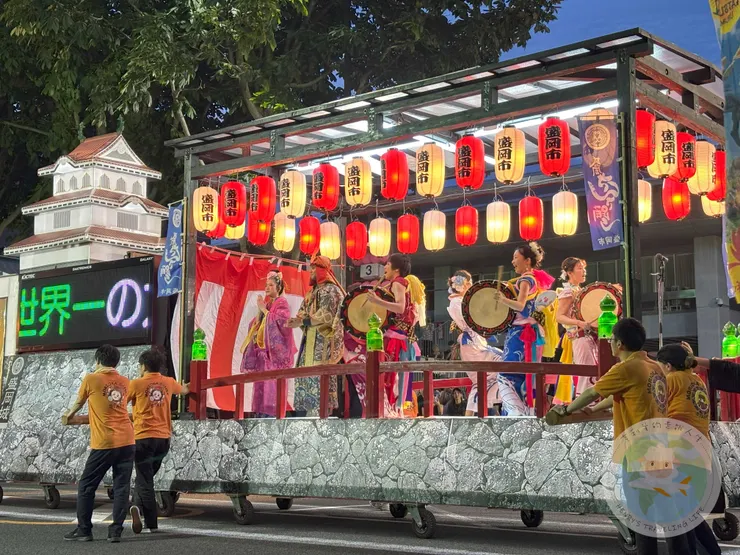 遊行花車也相當華麗精彩