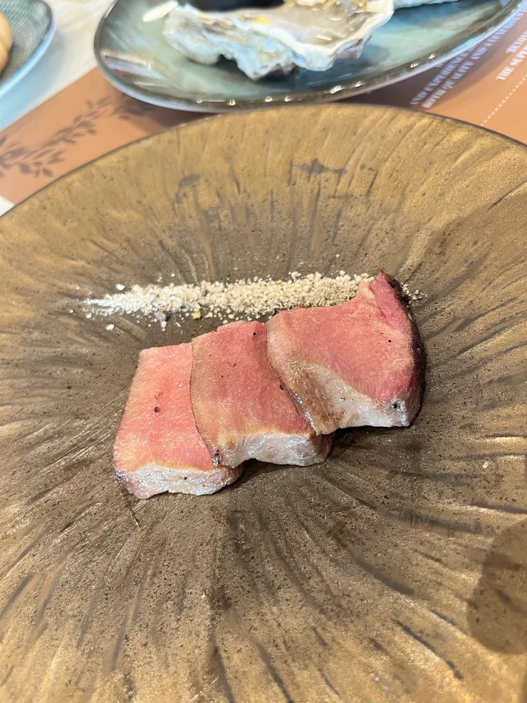 自助餐的煙燻牛舌，烤得很好，但煙燻味太重了，不是很喜歡。