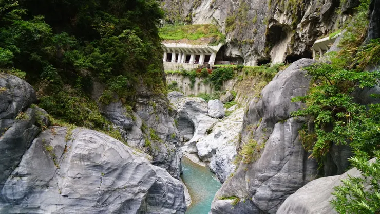 巨大落石歷史區