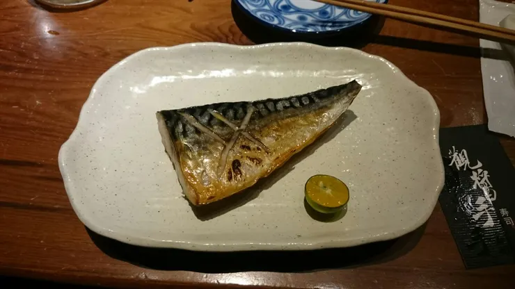 配著酒非常適合 擠上一點檸檬更添風味