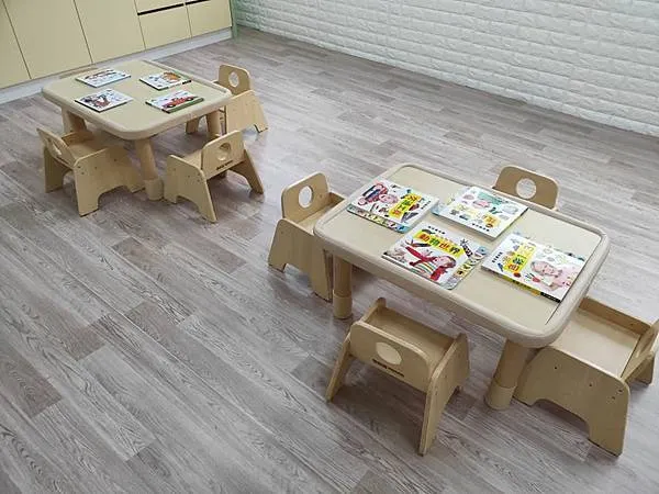 教室擺設簡單清爽