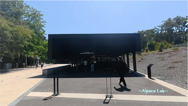 看到展演空間，左邊是環湖步道超推，裡面有展覽跟餐廳，右邊也有步道可以逛逛歐