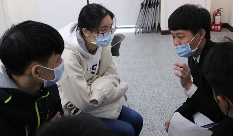與學員共同討論問題