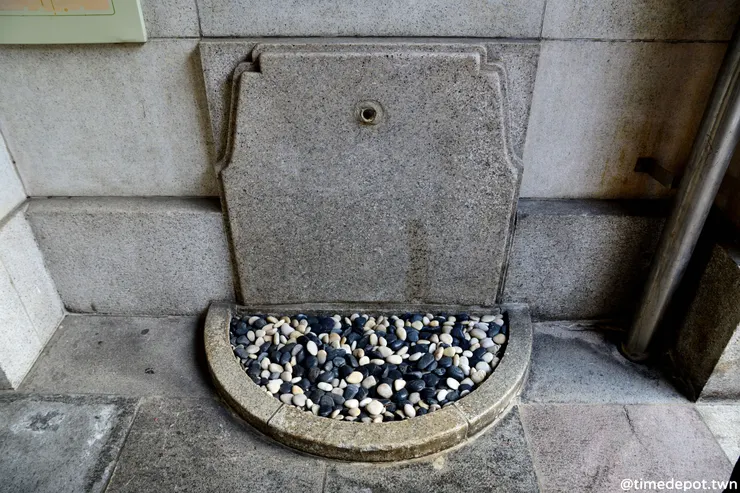 後門還留有洗去塵土用的洗手台遺跡