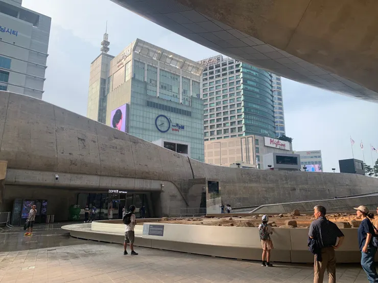 回到東大門設計廣場，已累翻 - 青菜拍拍。