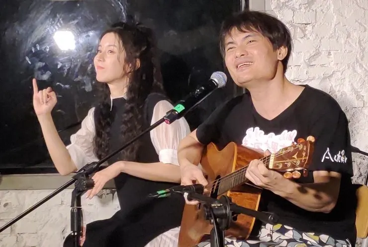 歌手郭耀仁與手語表演者廖曉彤