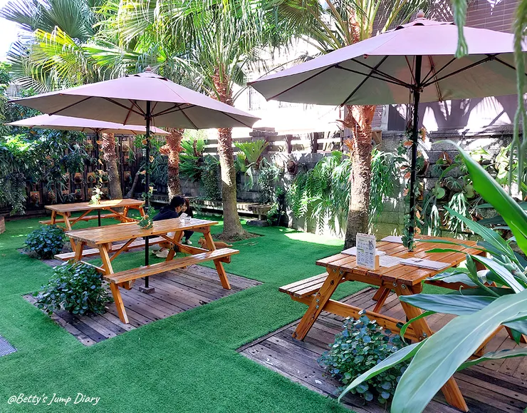 ▲龍潭「野薑花與貓」庭園餐廳/ 圖片來源:Betty's Jump Diary