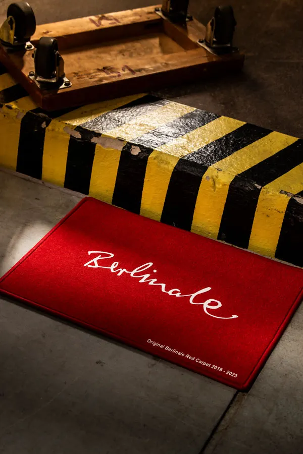 用以前的柏林影展紅毯重新製作的腳踏墊，49.9歐元