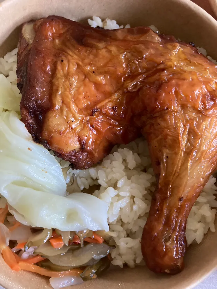 懷念的味道！香草烤雞腿菜飯餐