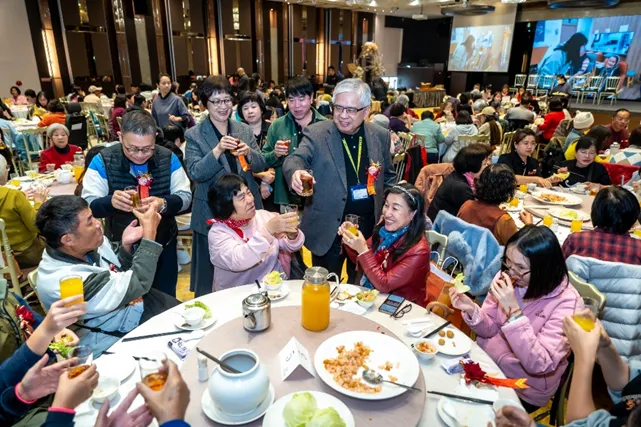 伊甸的長官們(站立者)逐桌敬酒，向志工們獻上最高的敬意。