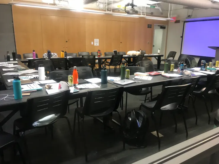 這間永遠有人、卻永遠沒人在的會議室,正是制度最真實的樣子。