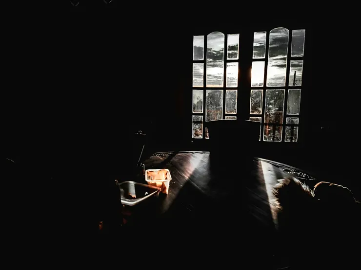 窗邊日光停留(靜止中的時間)