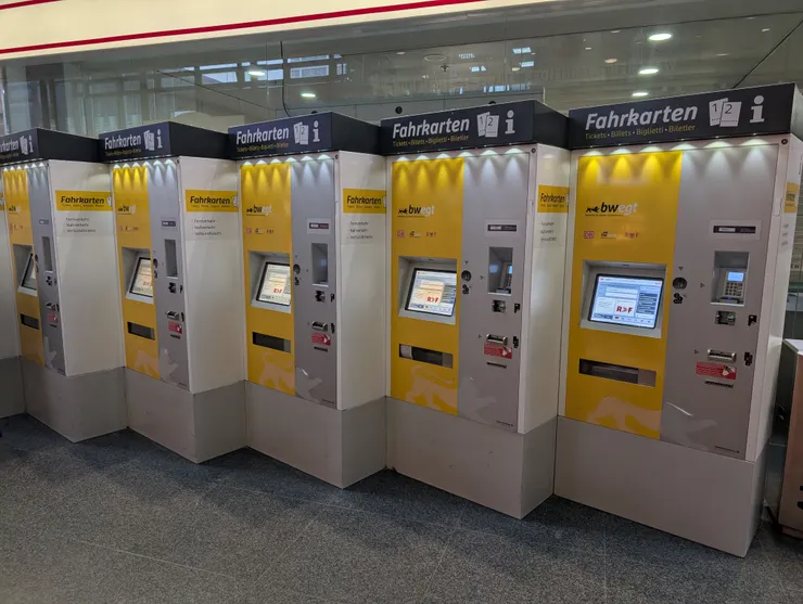 中央車站購票機，一次就很多台