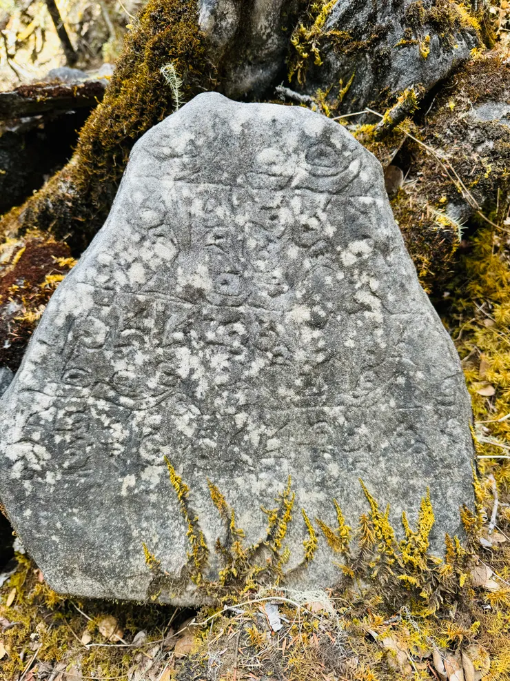 轉山者所留下刻著經文的石片