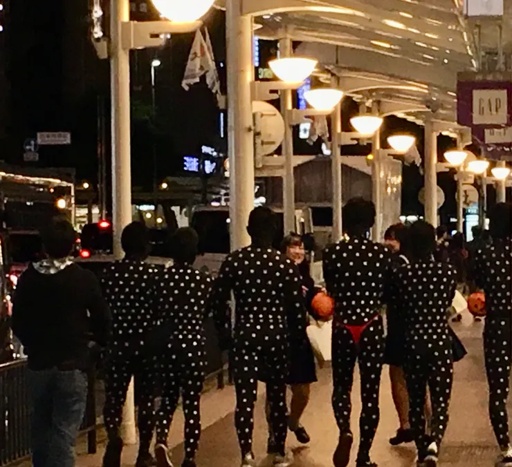 萬聖節狂歡的年輕人