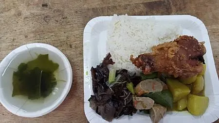 [台北美食]拼經濟、做功德、賺工錢的老圓環六十元便當，配菜多