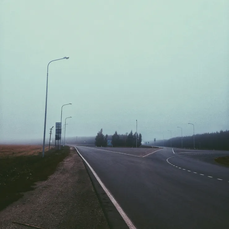 霧中分岔路、模糊的前方、走在猶豫中的人