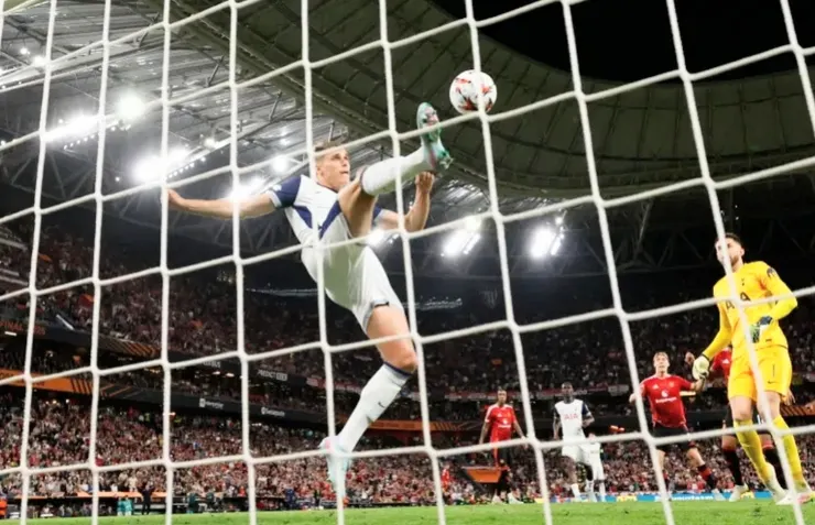 雲達韋爾飛身半倒掛護空門助熱刺力保不失