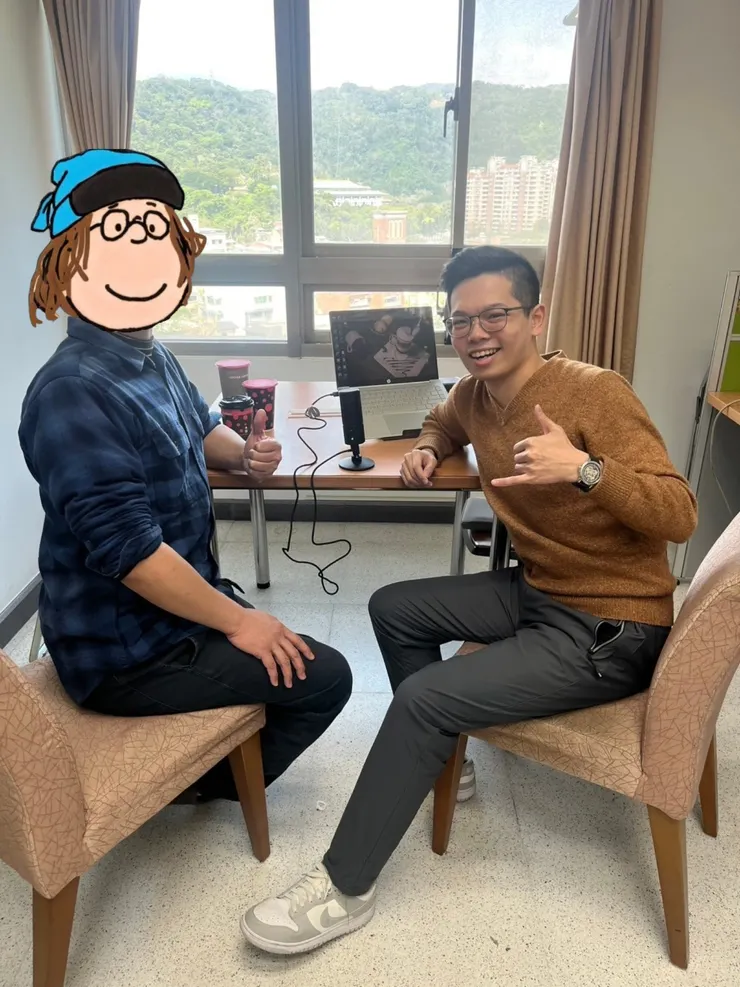 考古大叔(左)攝於東吳大學外雙溪校區。2025/02/25