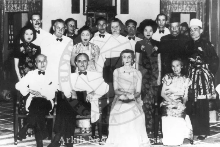 1952年底鄧普伉儷勒視察馬六甲時合影,左為馬華公會會長陳禎祿。-馬來西亞國家檔案館(Arkib Negara),檔號:2001/0026738W