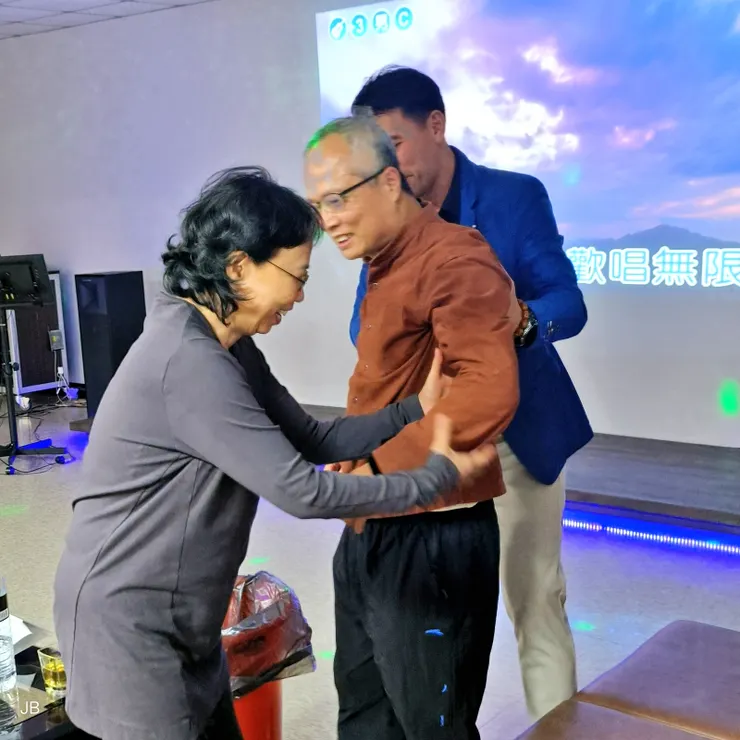 【人生得意須盡歡走路搖擺防倒栽！到了三廠KTV室，鴨子仍站不太穩，鴨嫂和10級學弟扶他坐(躺)下。】