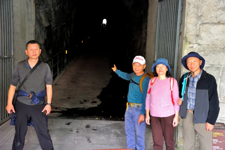 【明隧道山壁側的步道入口，穿過去別有洞天。】