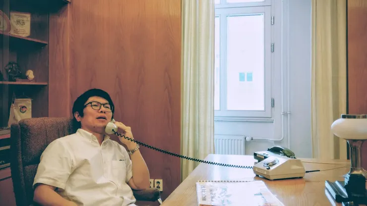 當天剛好穿白襯衫,有幾分領導樣