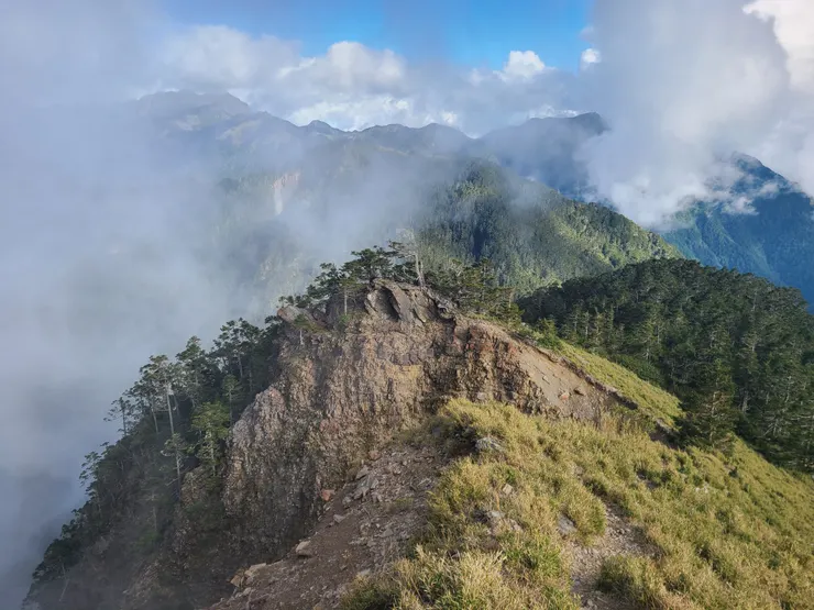左側掏空，小心靠內側走