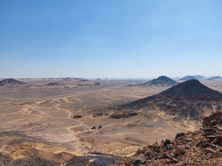 黑沙漠裡的黑沙丘，佈滿各種黑色大小的岩石，很能吸熱，是火山爆發後經過數百萬年風化而成的獨特產物