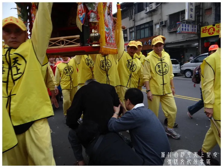 白沙屯媽祖婆慈悲賜福加持老伯伯，攝於 11/16 白沙屯三媽北上台北城行腳~