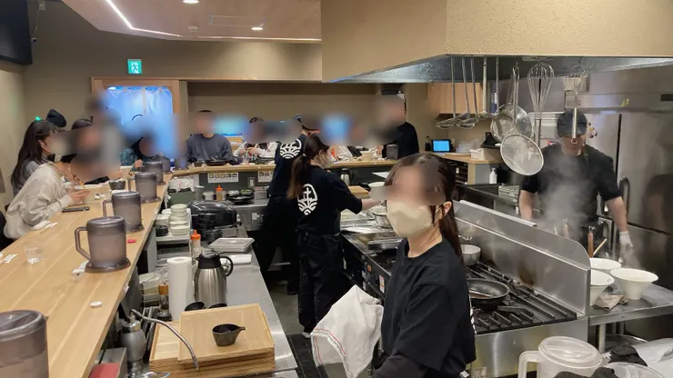 麵屋 ISHII｜店內用餐環境簡單舒適，僅14個座位，都是吧台座位