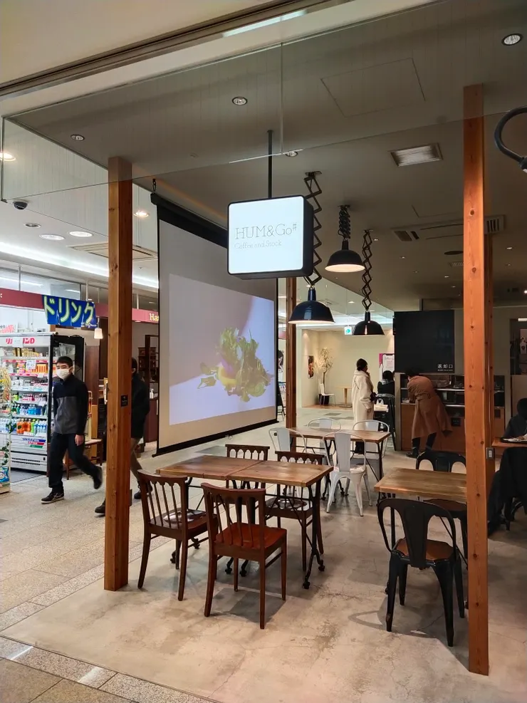 店內有塊大大的投影布幕