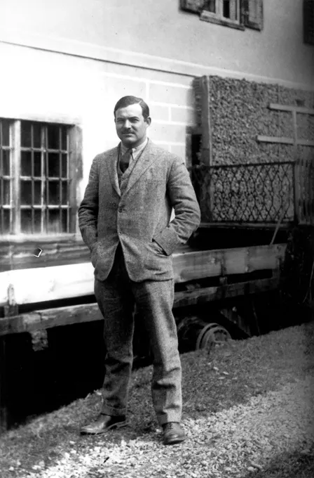 Ernest Hemingway devant le 113, rue Notre-Dame-des-Champs en 1924