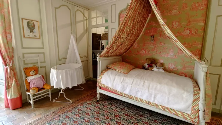 【我逐室參觀覺得它比舍農索溫暖，女孩房有大城堡最柔軟的線條。位在2樓的小女孩房間。】