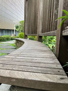 心想事成法則是超越了因果關係的，後者是先有因再有果；而前者則是果已經存在了，因就相對的不是那麼重要了。因為只要跟宇宙下訂單，就不要去管宇宙是如何讓這個願望完成的。換言之，看起來幾乎不用付出什麼助力，願望就能達成。