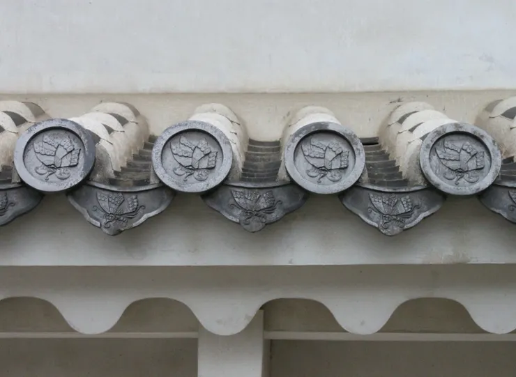 軒丸瓦，此為池田家的家紋(揚羽蝴蝶紋)/照片來源:https://shirobito.jp/article/1532