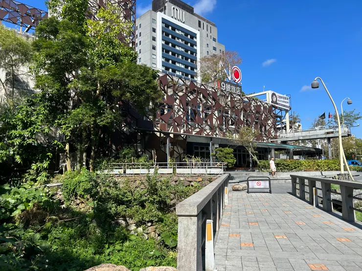 特約停車場在飯店的對面