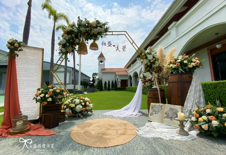 #阿勇家餐飲事業-漂亮園-戶外婚禮-心動甜美橘佈置-法爾婚禮佈置 在#阿勇師漂亮莊園的戶外婚禮現場,以「甜美橘風」與自然光下的金色拱門與花藝層次,打造出浪漫自然的婚禮拍照背板。 整體佈置以溫柔橘白花藝、金色幾何拱門與自然系元素結合, 呈現質感莊園風格,完美襯托新人幸福時刻。 預約洽詢開放中,讓你的婚禮從此閃耀不將就。 私訊預約諮詢,帶著你的夢想,我們來實現! 用專業佈置,讓你的故事閃耀動人! 讓我們一起見證您人生中最重要的時刻! 歡迎FB或 IG私訊詢問與我們預約哦~ *平日一~五下午 2:00 到晚上 9:00 都可以預約來門市哦!! *(若需假日前來可以另外和我們再約時間哦!!) 法爾婚禮佈置地址: 台南市東區文化路131號 車子可以直接停在我們門口喔!~ 台南婚禮 #台南婚禮佈置推薦 #台南婚禮佈置 #南部婚禮佈置 #高雄婚禮佈置 #嘉義婚禮佈置 #屏東婚禮佈置 #婚禮佈置 #家宴婚禮佈置 #戶外婚禮佈置 #台南婚禮 #FARweddings