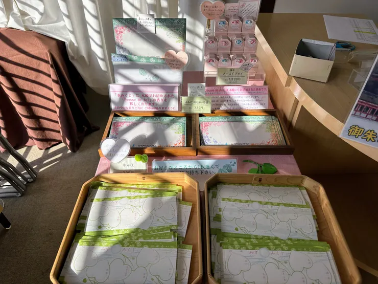 直走到底的櫃台左邊就可以看到水占卜籤