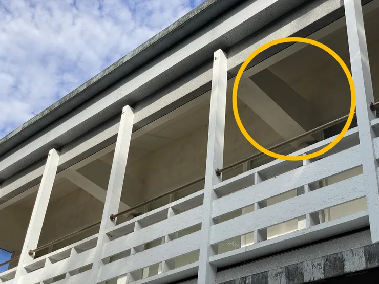 與天花板分離的桁架設計（黃色圈起處）