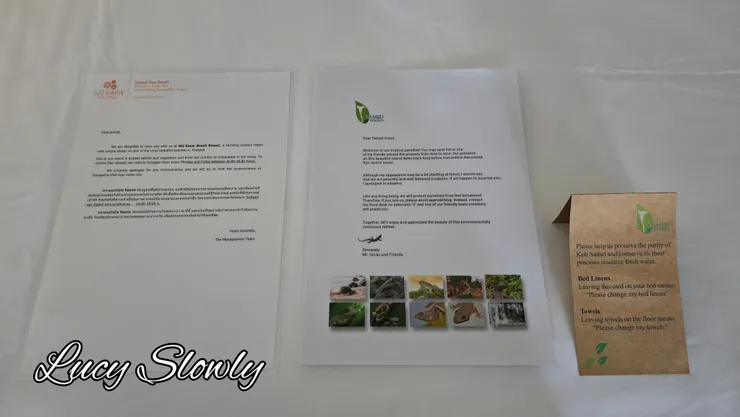 床上有放這些紙   沒仔細看寫什麼 🤣