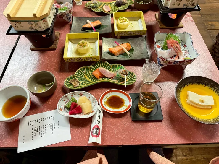 菜還沒上齊的晚餐 (最後擺滿整張桌子，是不是很怕客人沒吃飽!) 每道都超好吃超級滿足!!