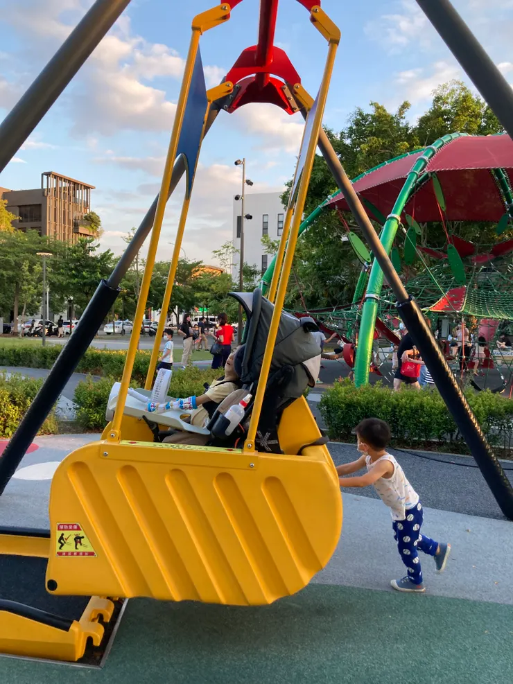 邊推邊詢問哥哥開心嗎？